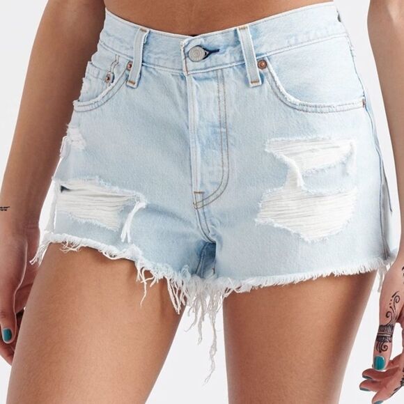 Light wash Levi shorts - Picture 4 of 10